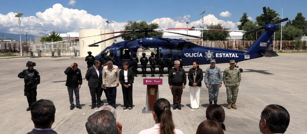 Moderniza Delfina Gómez el C5 en Edomex, entrega helicóptero Black Hawk