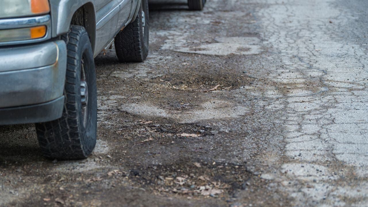 Cómo solicitar indemnización en caso de daños por baches en Edomex