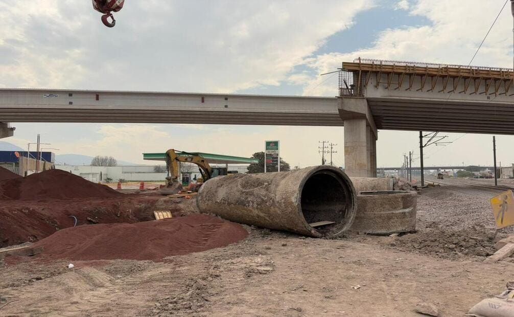 Denuncian vecinos de Tultitlán contaminación de agua potable por obras mal hechas