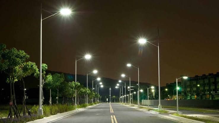 Instala Edomex casi 3 mil luminarias LED y solares en espacios públicos
