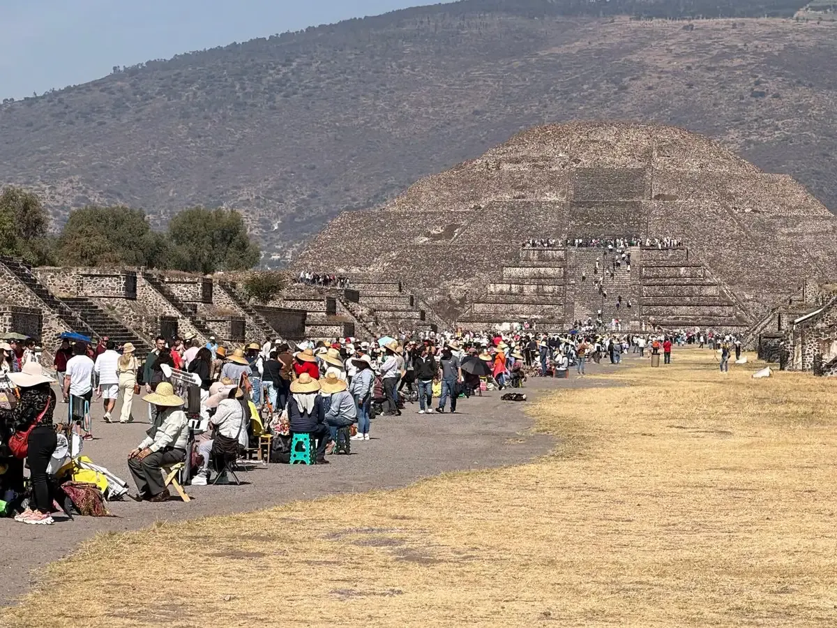 Turistas llegan a Teotihuacán por las mañanas