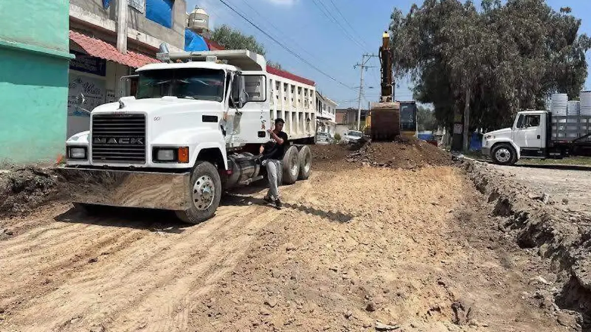Rehabilitan Camino a Coyotepec en la zona de El Jagüey