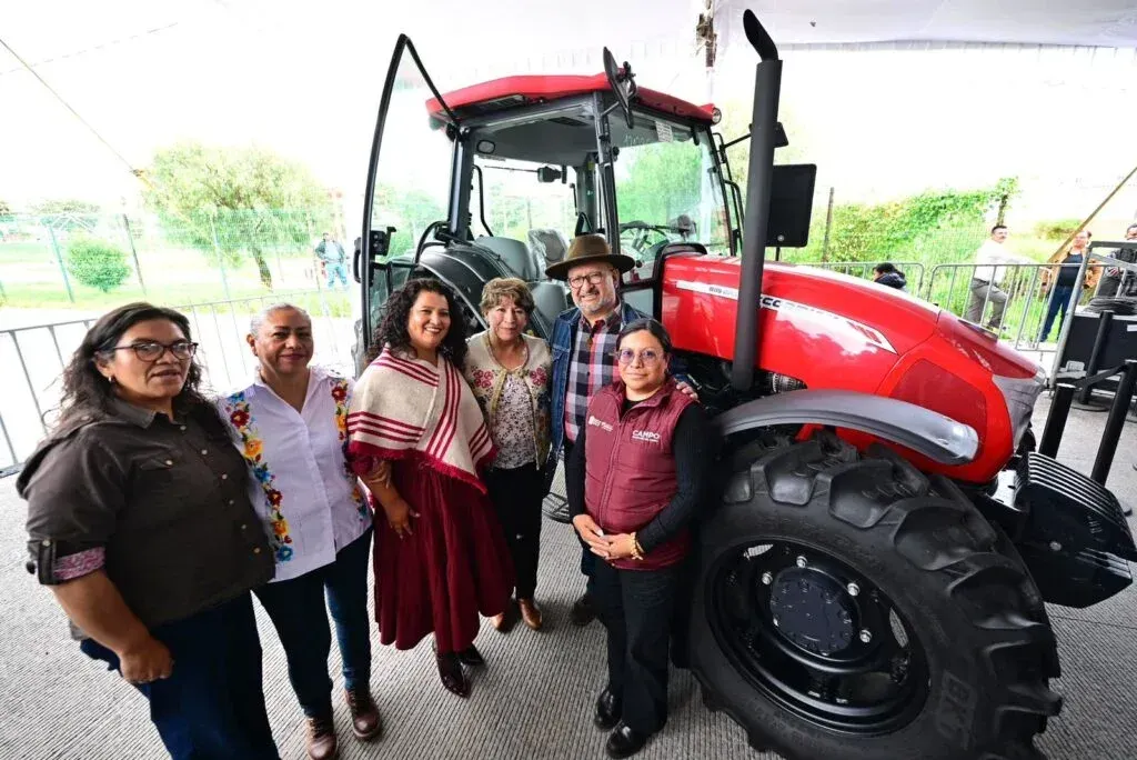 Entrega Delfina Gómez 100 mil tractores el campo mexiquense