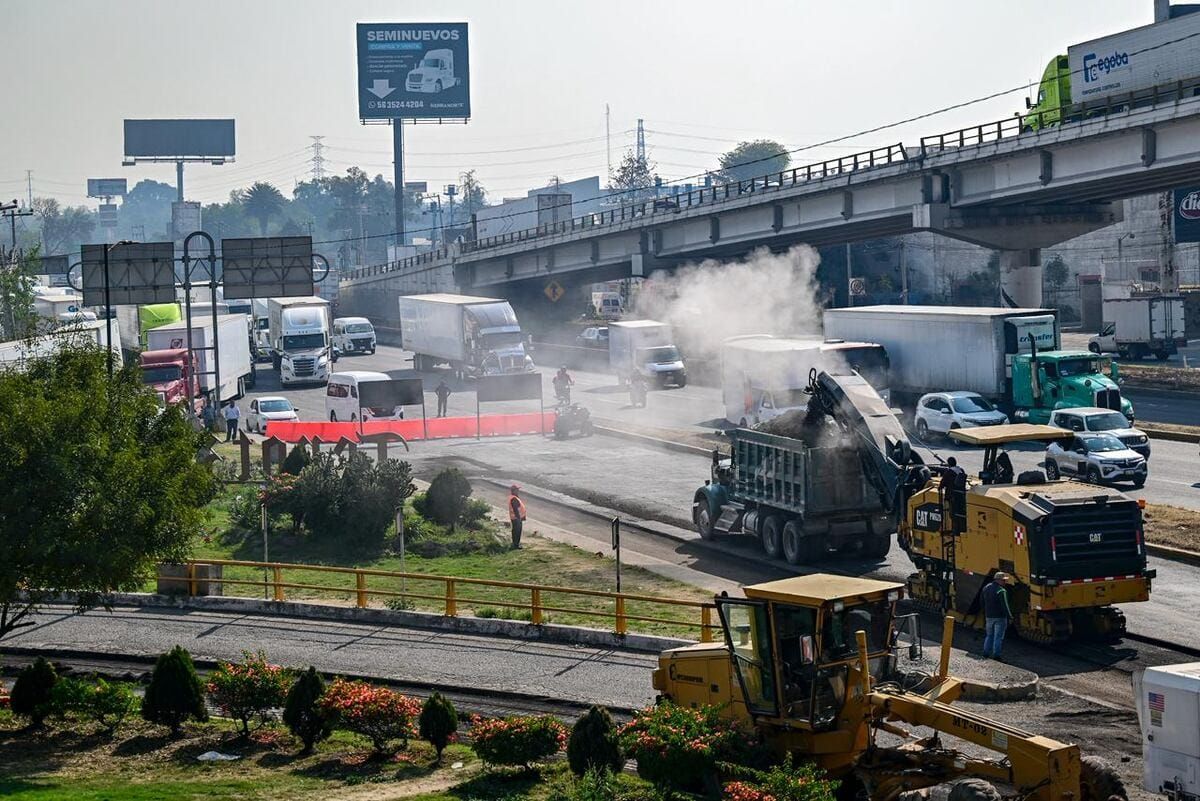 Entrega Delfina Gómez unidades de maquinaria para rehabilitar carreteras