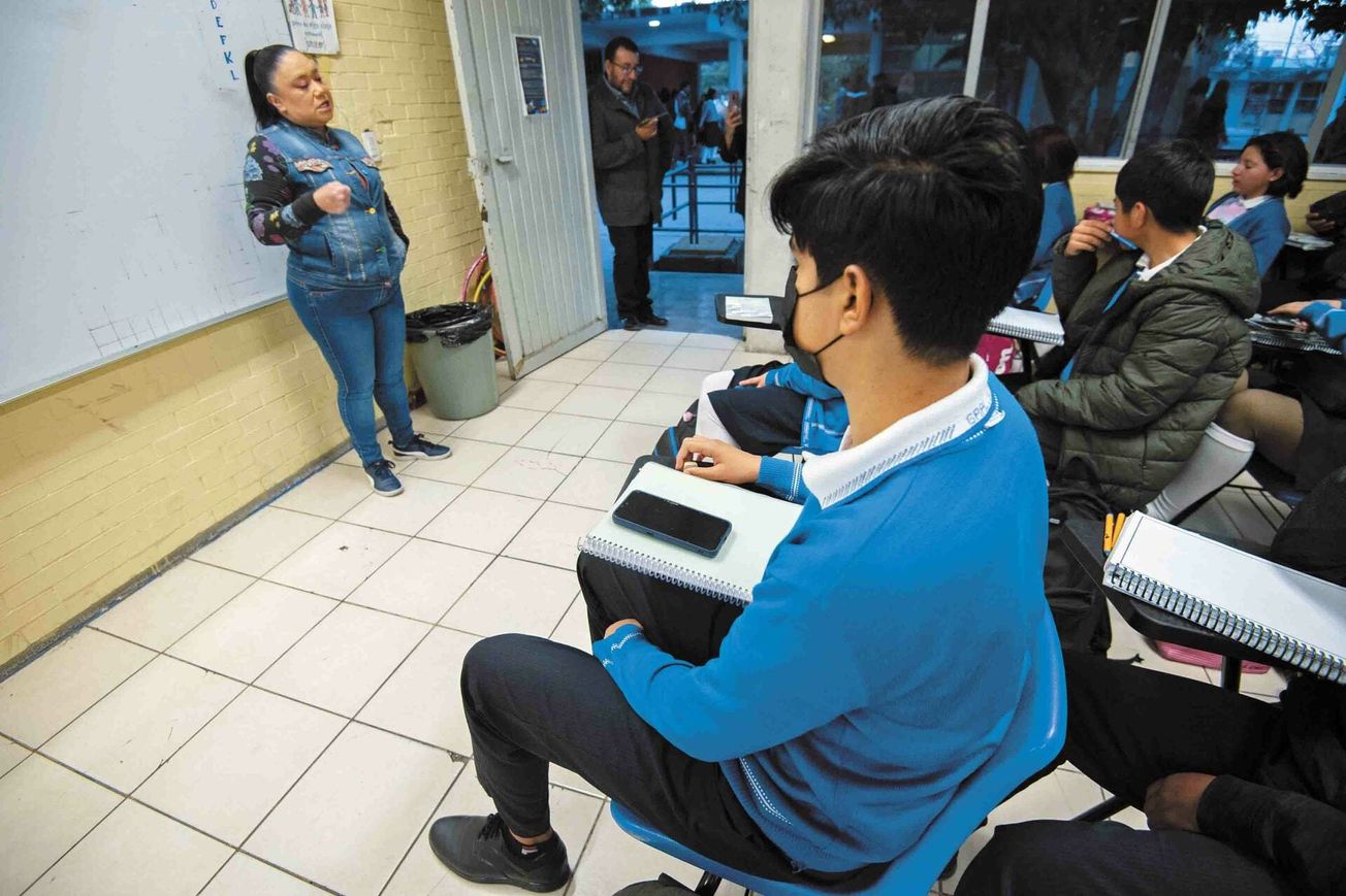 Restringen uso de celulares en escuelas de Edomex, maestros piden dejarlos en casa