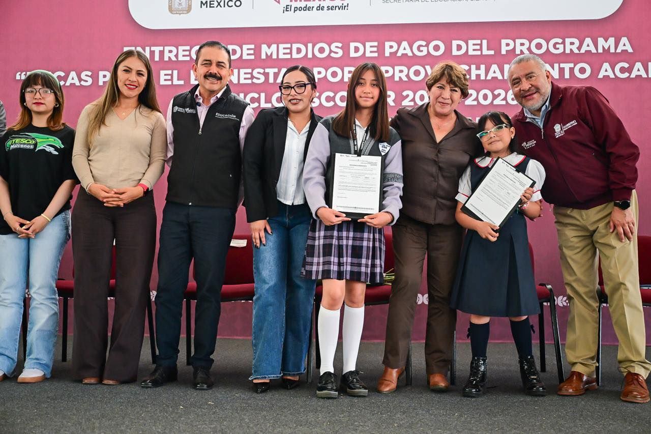 Entrega Delfina Gómez 323 mil becas en 3 años de gobierno
