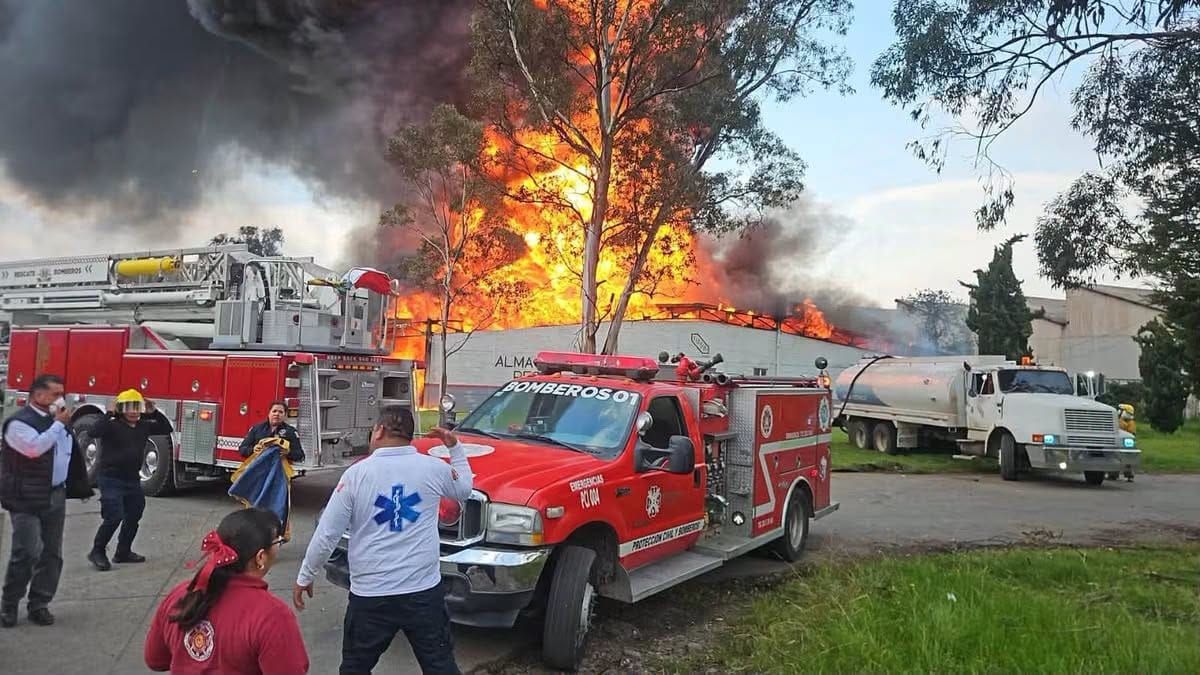 Explosión en nave industrial en Edomex moviliza a bomberos