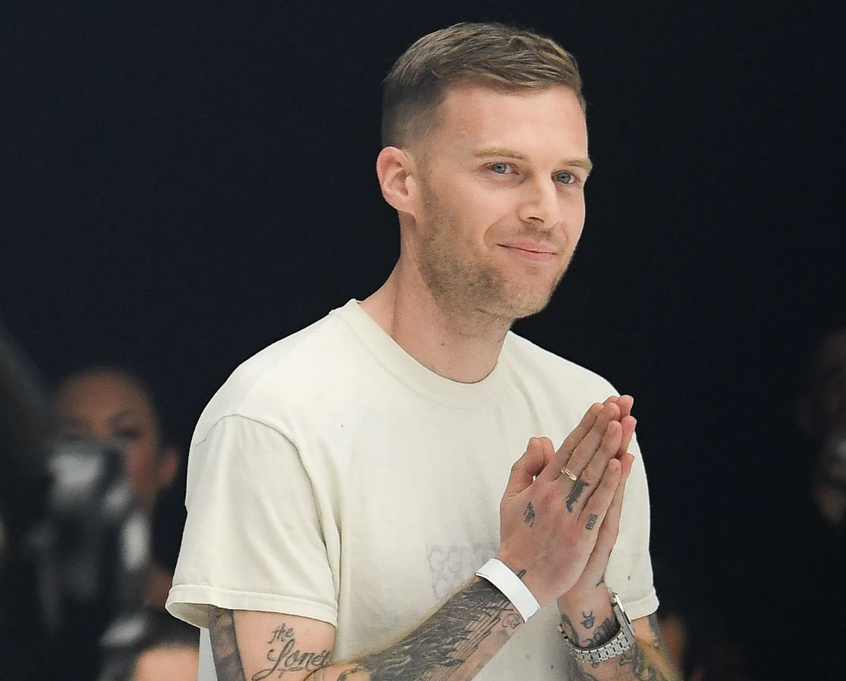 Metýu Wilýams soňky toplumyny görkezip, “Givenchy”-ni terk eder