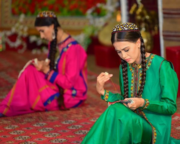 Bir saçyň öňüňde, bir saçyň yzyňda...