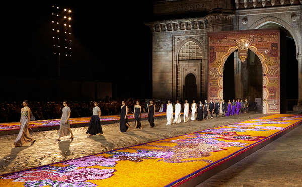 Sen toýuňda näme geýjek? Sarimi ýa fata?