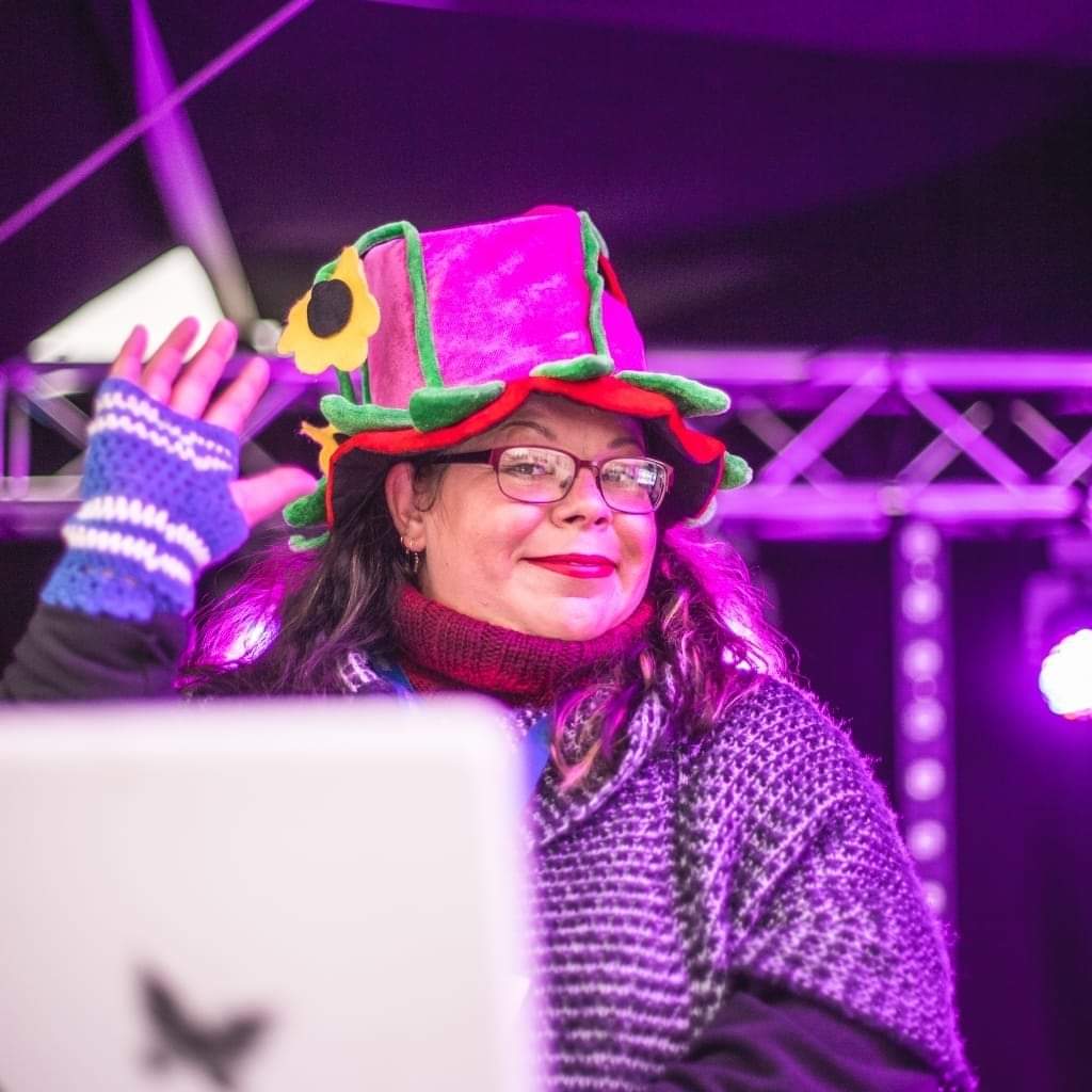 Vastaanottokeskuksessa työskennellessään Pia sai lahjaksi kuvassa näkyvän kukkahatun ja sen myötä lempinimen Suomen virallinen kukkahattutäti