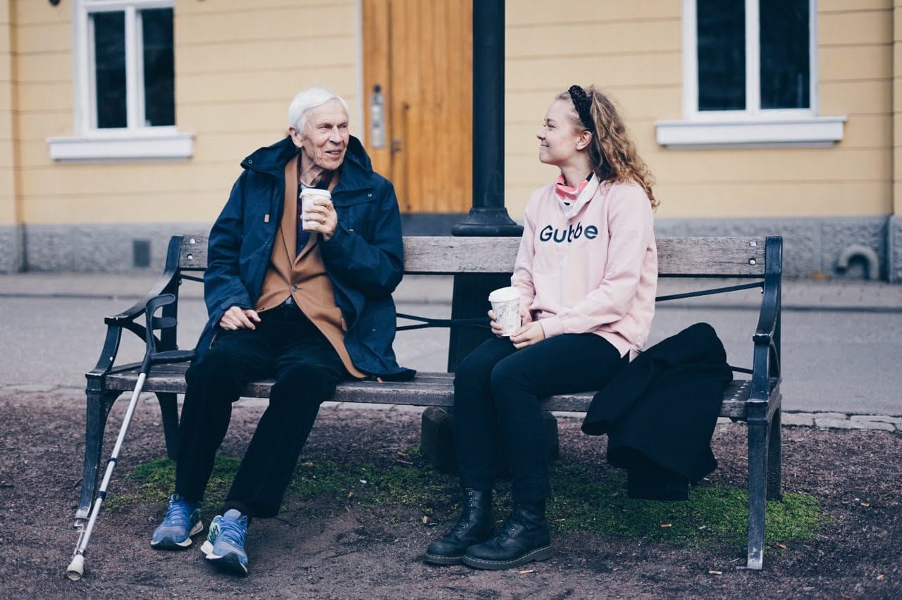 Tuhannet Gubben avustajat ovat ottaneet Skholen käyttöön. Kuvassa Gubben asiakas avustajan kanssa ulkoilemassa