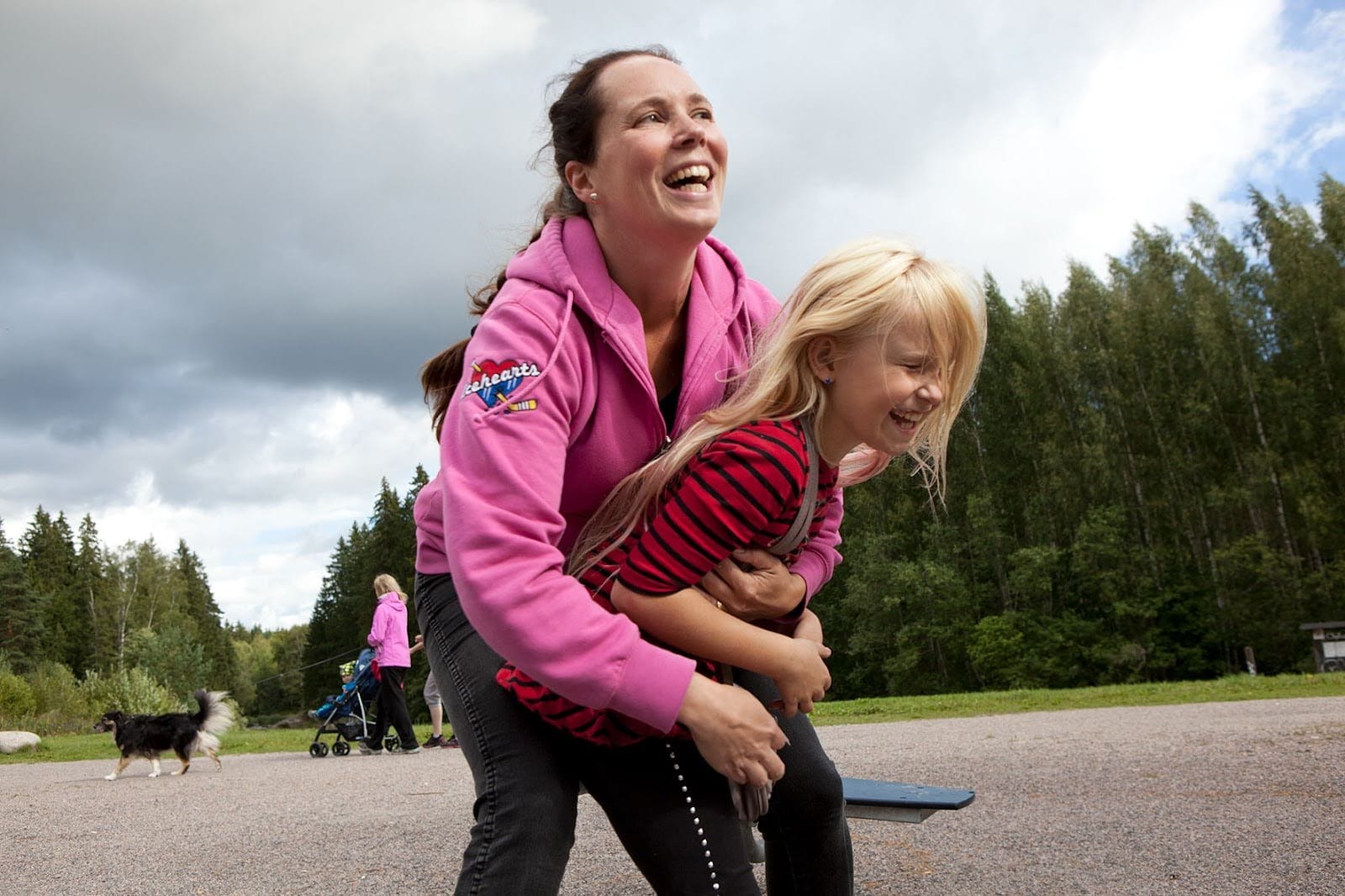 Kasvattajat tarjoavat lapsille ja perheille kokonaisvaltaista tukea. Kuvassa kasvattaja ja lapsi leikkivät yhdessä.
