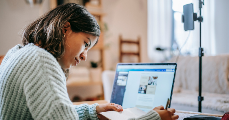 Kuvassa nainen opiskelemassa monimuotokoulutusta