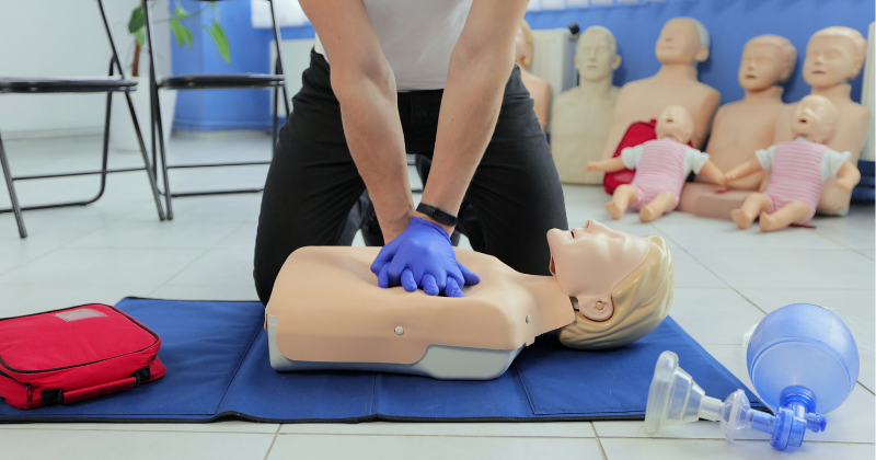 Skholen yli 200 verkkokoulutuksen joukosta löytyy myös ensiapuvalmiuden varmistamiseen tarkoitettuja kursseja. Kuvituskuva.
