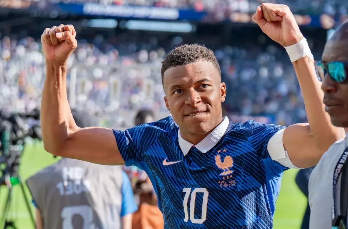 Samuel Eto'o s'interroge : les Français eux-mêmes sont-ils racistes envers Kylian Mbappé ?