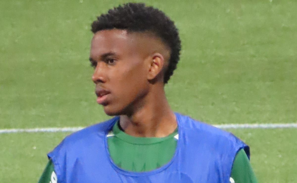 Qui est Estevao, l’ailier de Chelsea évoqué au PSG pour remplacer Kvaratskhélia ?