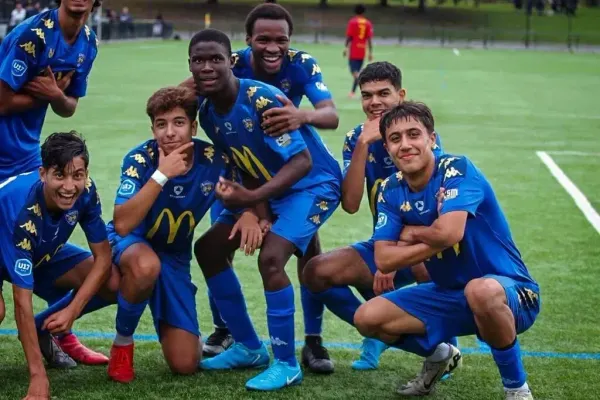 Hors-jeu : pourquoi les jeunes footballeurs doivent assurer leur avenir