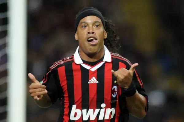 La bombe du mercato : Ronaldinho (46 ans) signe en Série C italienne !