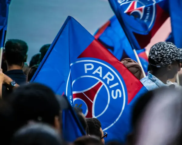 Transferts : le PSG fait une première offre à l'Ajax pour Mika Godts
