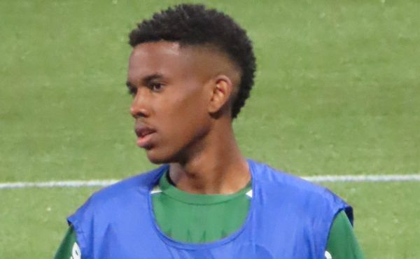 Qui est Estevao, l’ailier de Chelsea évoqué au PSG pour remplacer Kvaratskhélia ?