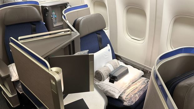 United's 777 Polaris Business: World-Class Seat, Worst-in-Class Service