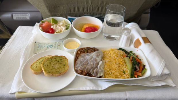 Vietnam Airlines Has a Questionable Business Class Seat. The Crew Made Me Not Care.