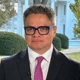 “No podemos quedarnos escondidos bajo la mesa”; periodista Ariel Moutsatsos narra cómo cubrió en vivo el incidente en la cena de corresponsales