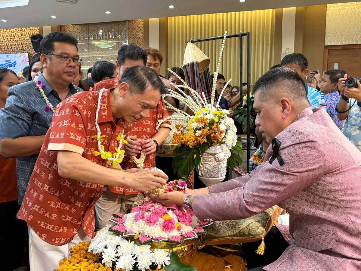 หอการค้าโคราช ร่วมรดน้ำขอพรผู้ว่าโคราช เนื่องในโอกาสเทศกาลสงกรานต์และวันขึ้นปีใหม่ไทย ประจำปี 2569