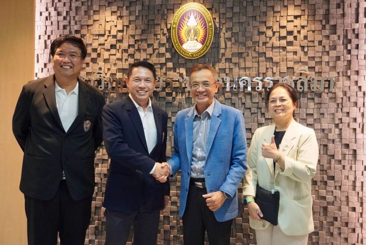 เข้าพบรองศาสตราจารย์ ดร.อดิศร เนาวนนท์ อธิการบดี มหาวิทยาลัยราชภัฎนครราชสีมา เพื่อหารือการลงนาม MOU ในการร่วมดำเนินกิจกรรมระหว่างหอการค้าจังหวัดนครราชสีมา และมหาวิทยาลัยราชภัฎ นครราชสีมา