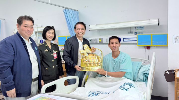 หอการค้าโคราชร่วมให้กำลังใจทหารกล้า เข้าเยี่ยมทหารบาดเจ็บจากสถานการณ์ชายแดนไทย–กัมพูชา.