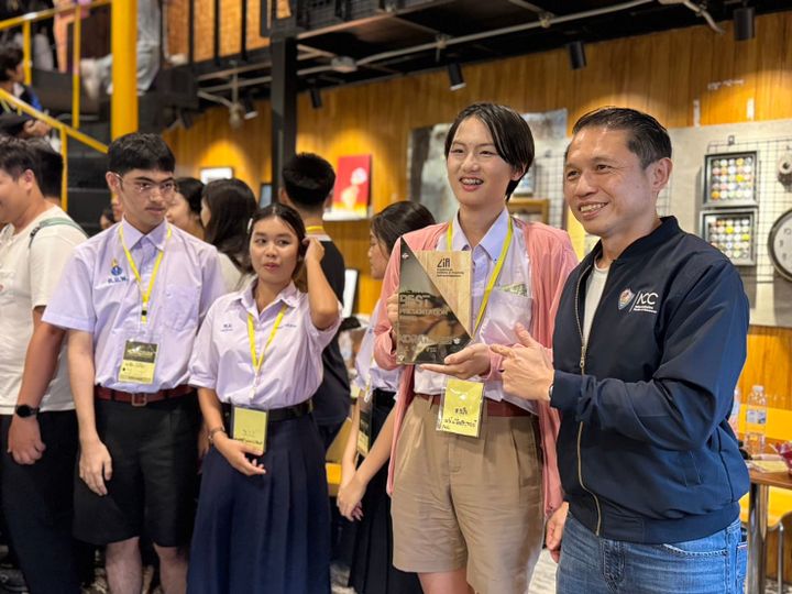 นายไพจิตร มานะศิลป์ ประธานกรรมการหอการค้าฯ เป็นประธานมอบโล่ห์รางวัลในงาน KORAT WELL-BEING HACK 2025 (Korat Hackathon)