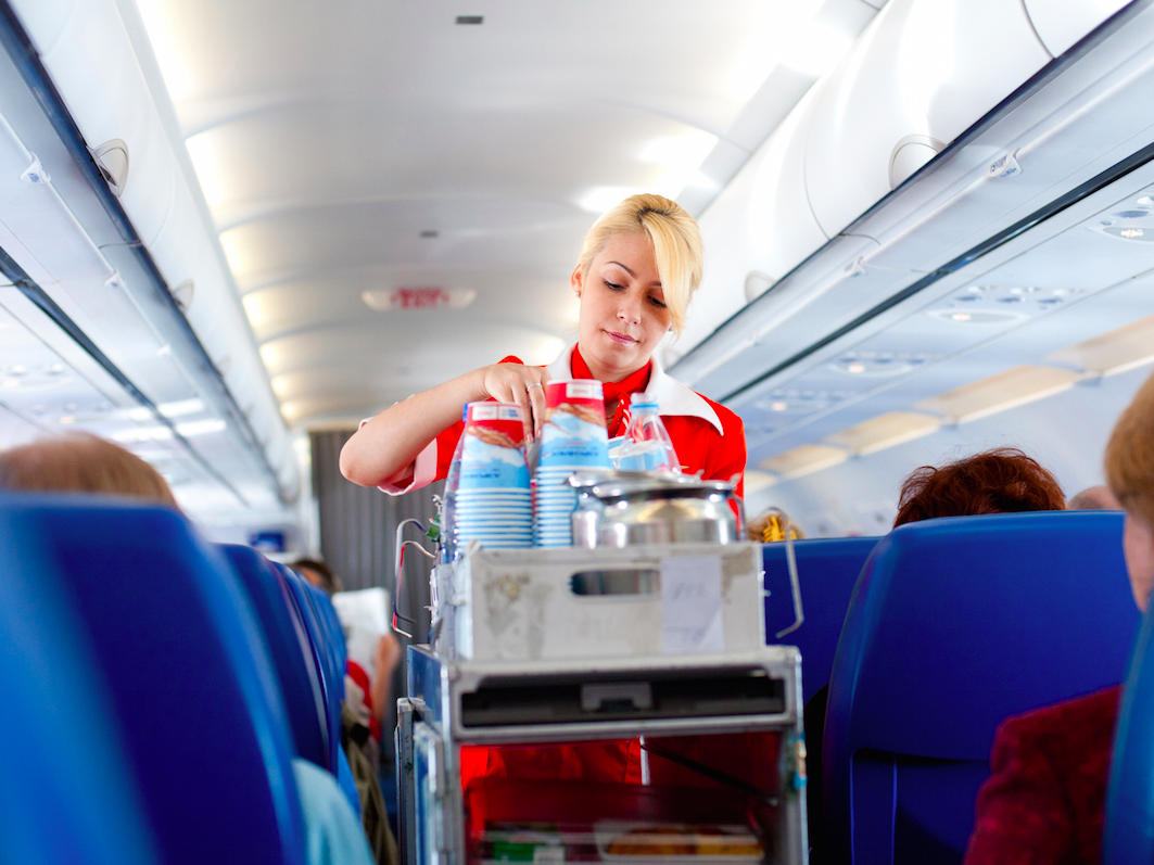 10 COSAS PARA PEDIR EN EL AVIÓN QUE NO SABÍAS QUE PODÍAS