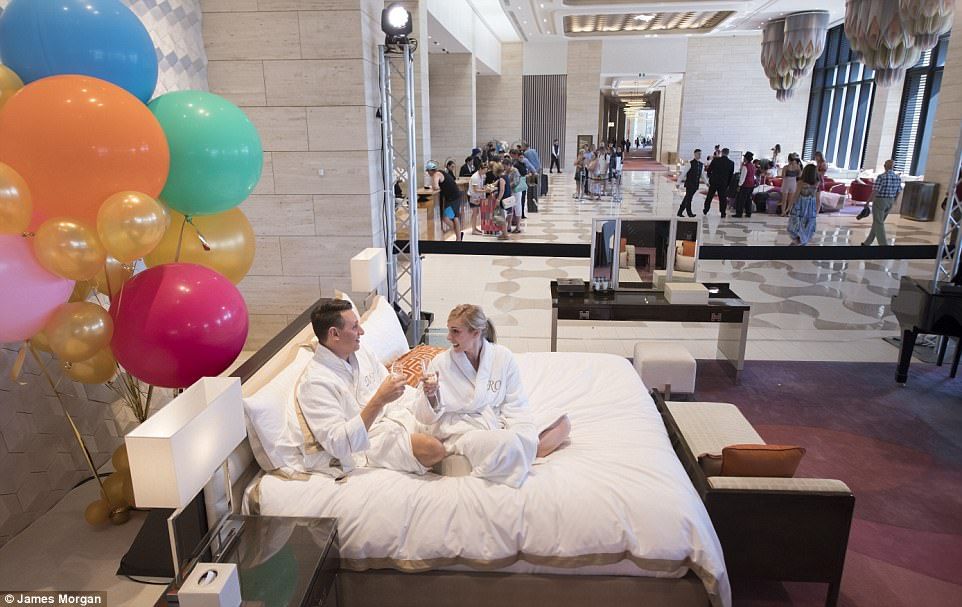 PAREJA GANA HOSPEDAJE GRATUITA PERO LA HABITACIÓN ES EN EL PLENO LOBBY DEL HOTEL