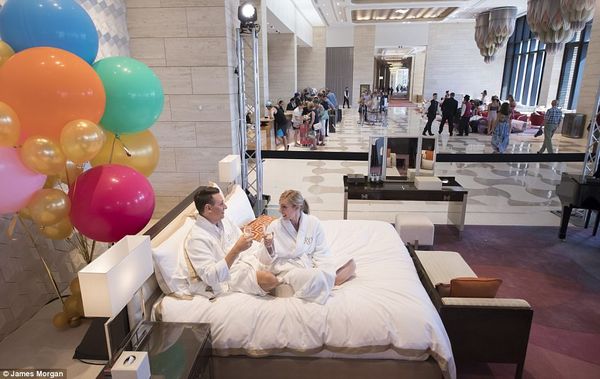 PAREJA GANA HOSPEDAJE GRATUITA PERO LA HABITACIÓN ES EN EL PLENO LOBBY DEL HOTEL