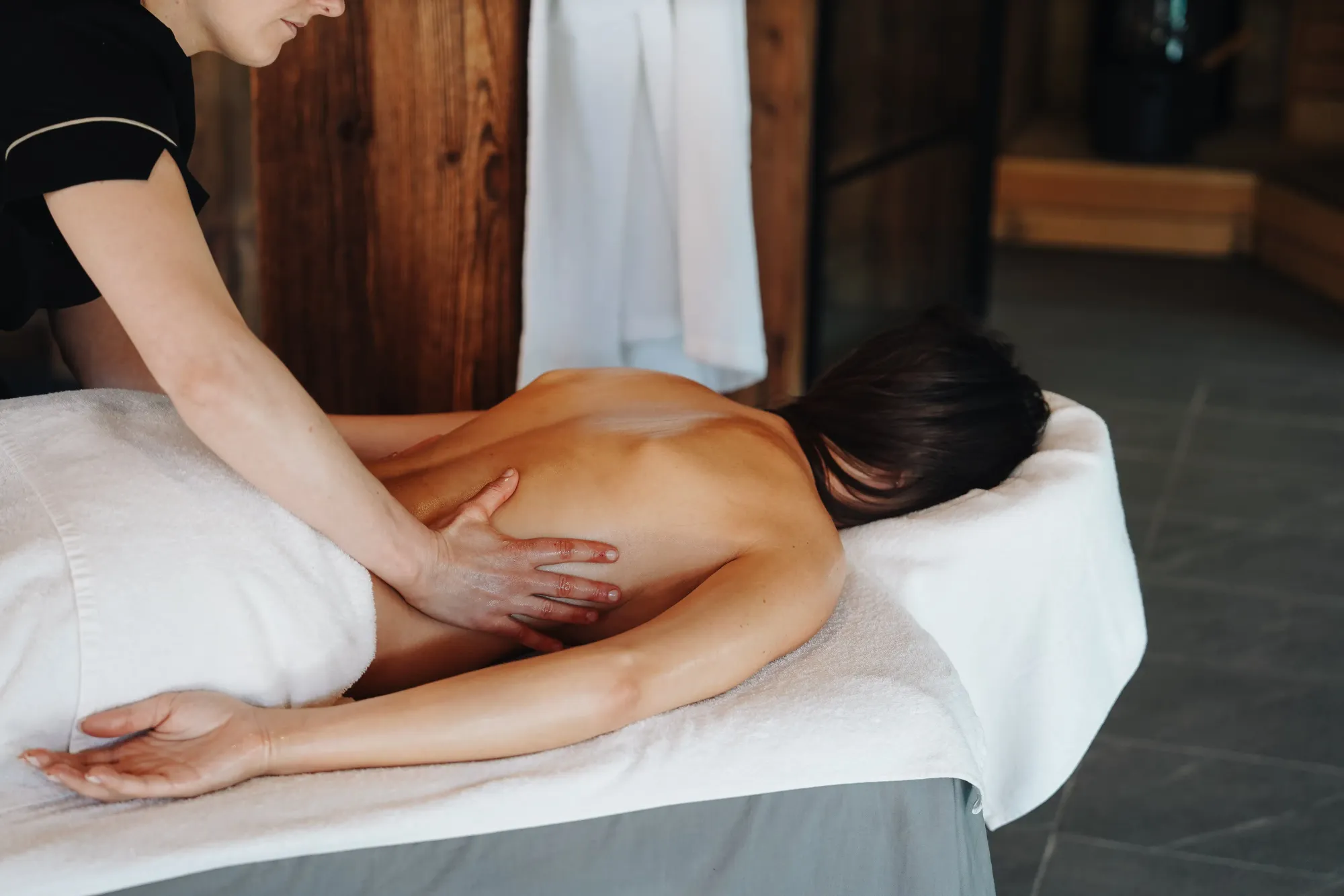 Margot Berger se fait masser