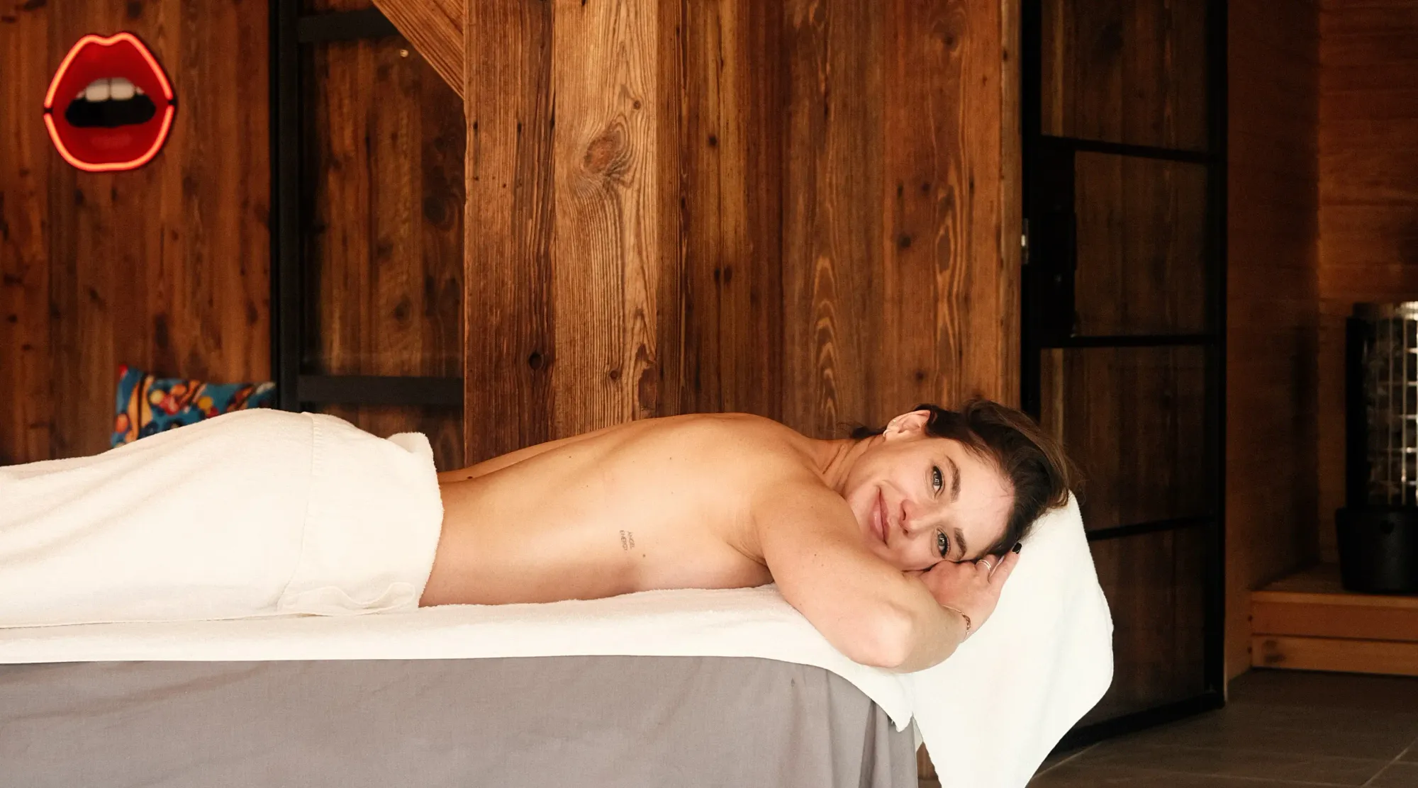 Léa Bouard se fait masser