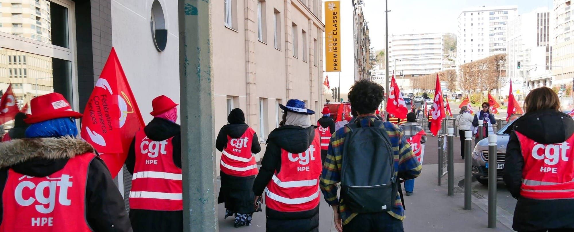 grève féministe à l'hôtel Première Classe de Suresnes