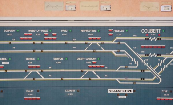 le poste d'aiguillage et de régulation de la ligne TGV Sud-Est au centre Henri Lang de la SNCF