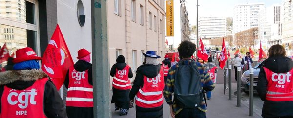 grève féministe à l'hôtel Première Classe de Suresnes