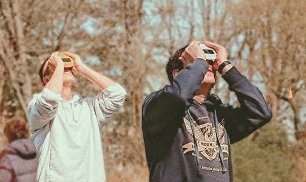 éclipse partielle au parc Montsouris (2025)