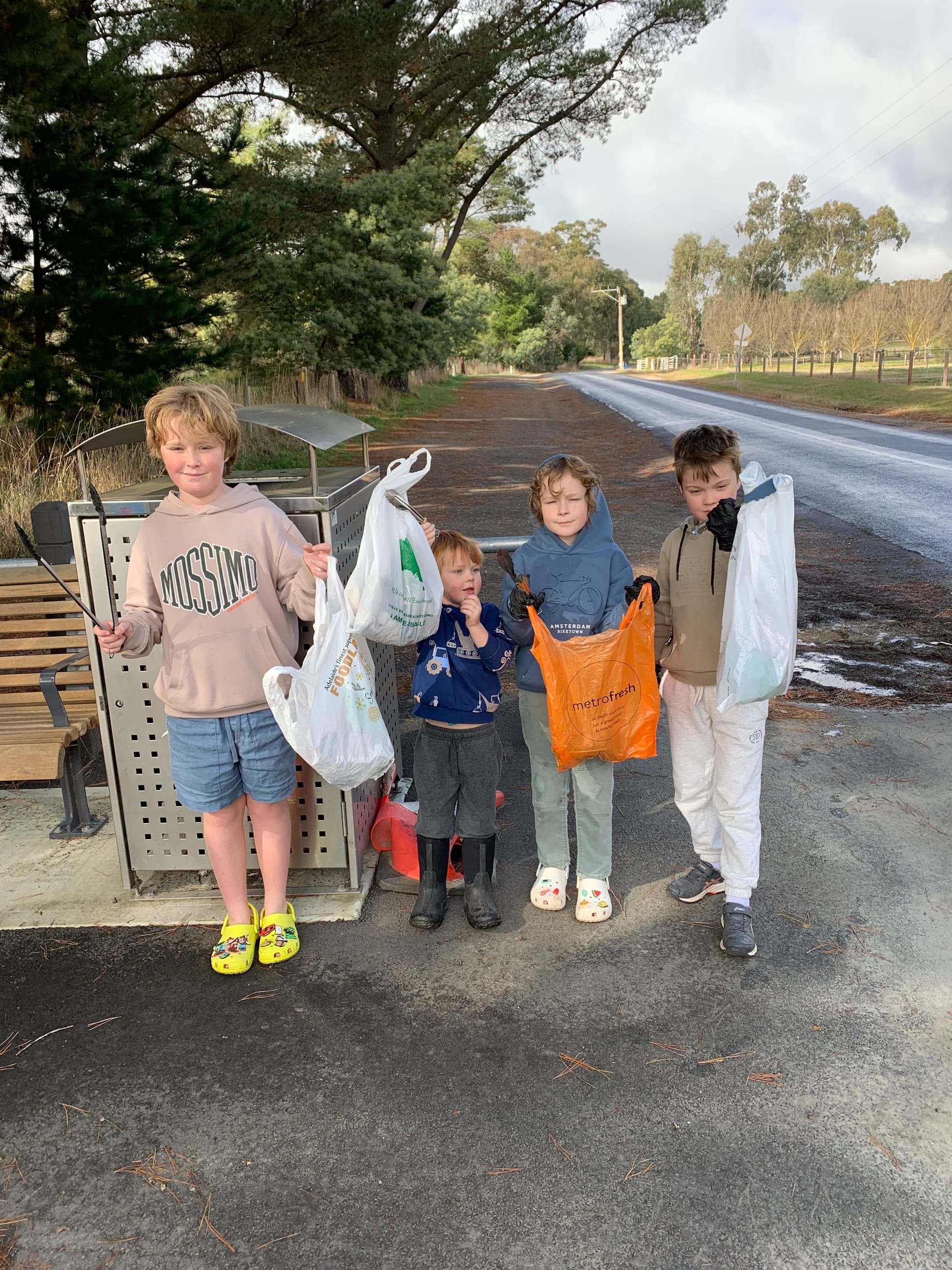 Students on holiday mission to clean up community