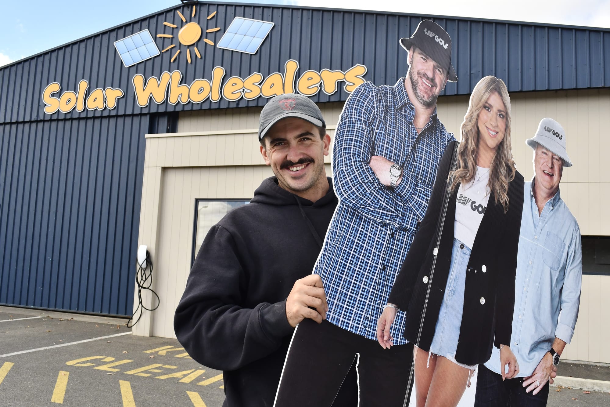 Unorthodox advertising sends Elliot to LIV Golf