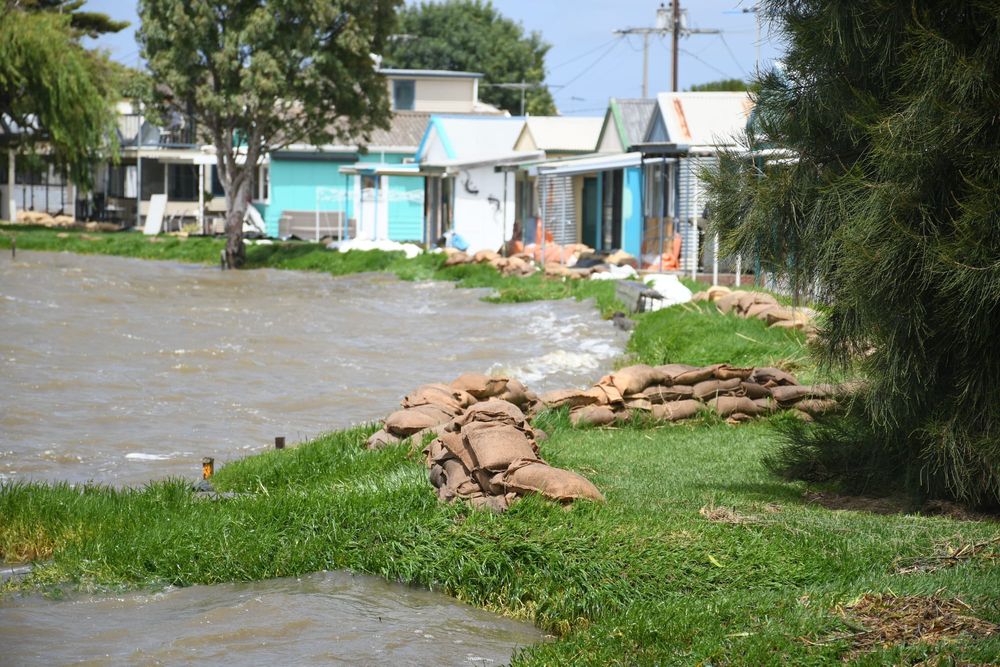 Flood waters rise near Milang post image