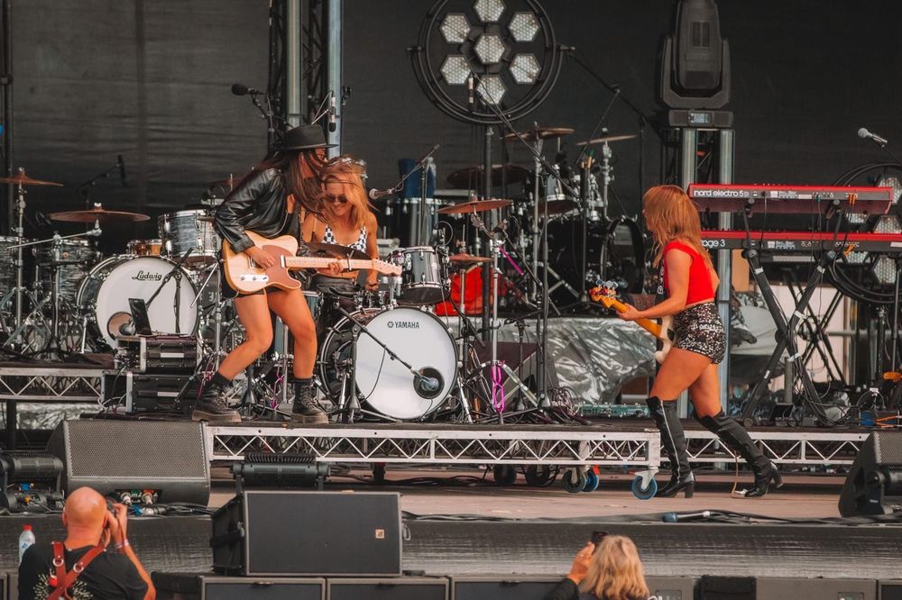 Sisters open for Irish band The Corrs post image