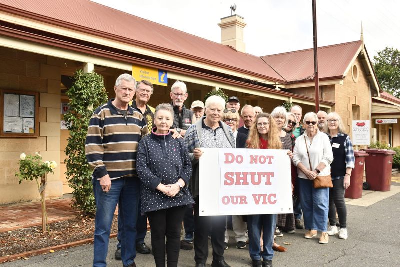 Residents petition council to keep visitor centre post image