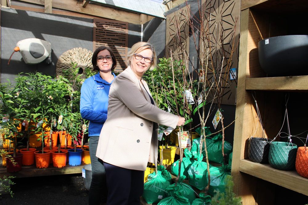 Latest fruit fly defence gets hand delivered post image