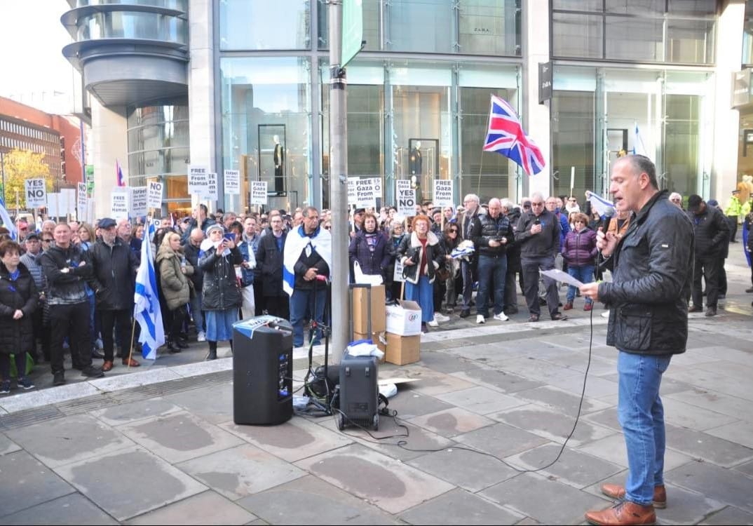 Raphi Bloom addresses a recent vigil. Photo: credit: Lawrence Purcell