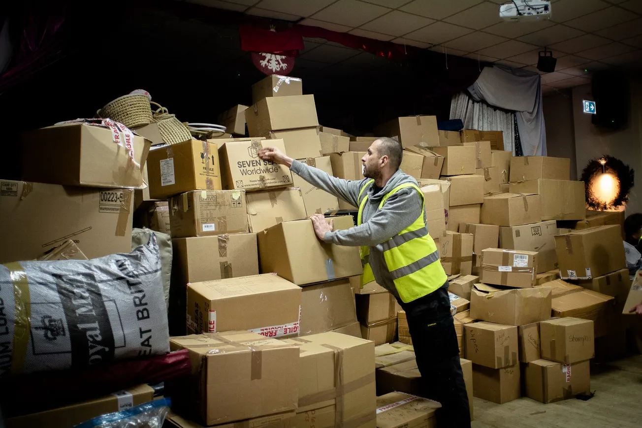Inside an overwhelmed Ukraine donation centre 
