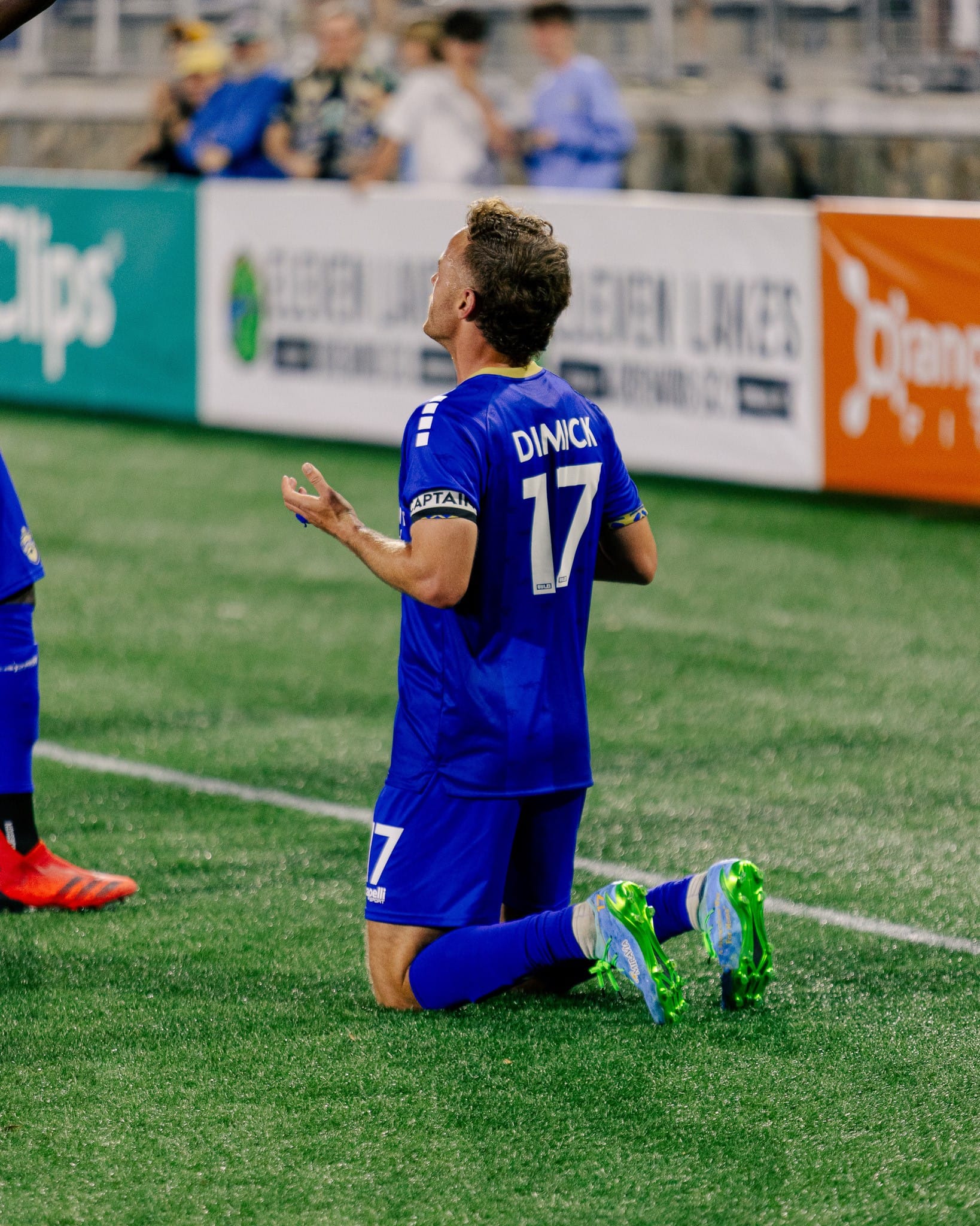 Futbolista católico agradece a Dios de rodillas luego de anotar gol.
